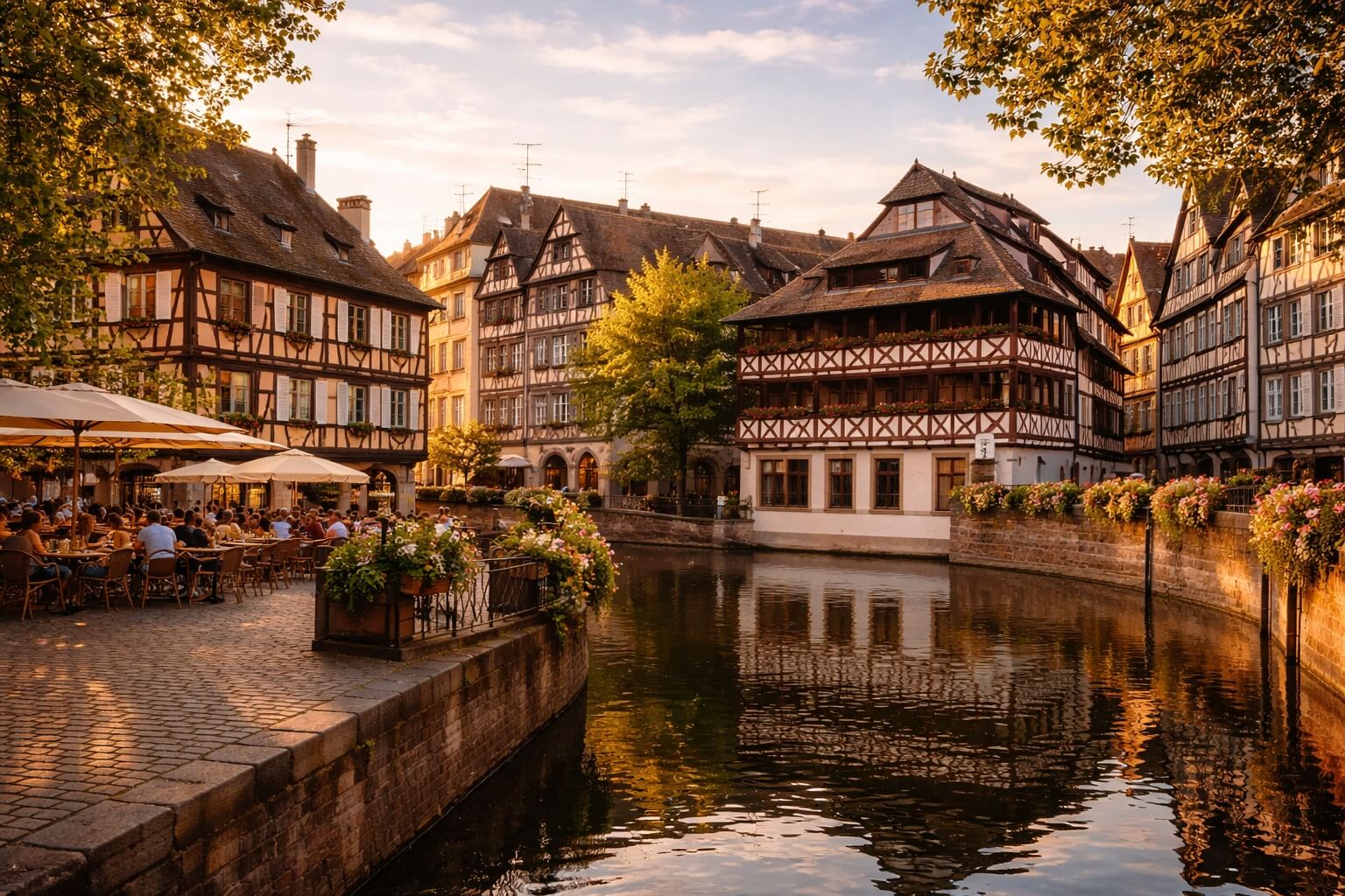 La place Benjamin Zix dans la Petite France avec les canaux, les reflets et les maisons traditionnelles.