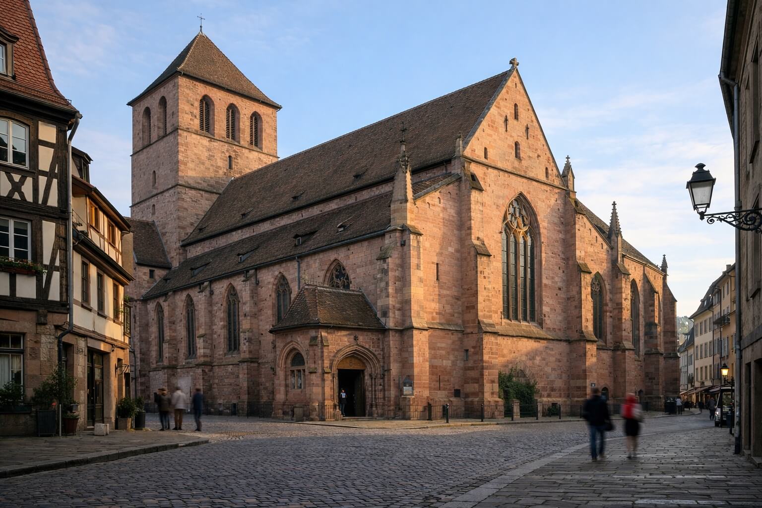 Vue extérieure de l’église Saint-Thomas de Strasbourg avec sa façade sobre en grès rose dans le centre historique.