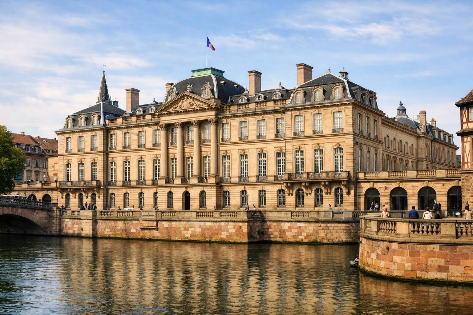 Vue extérieure du Palais Rohan à Strasbourg depuis les quais, avec sa grande façade classique longeant l’Ill.