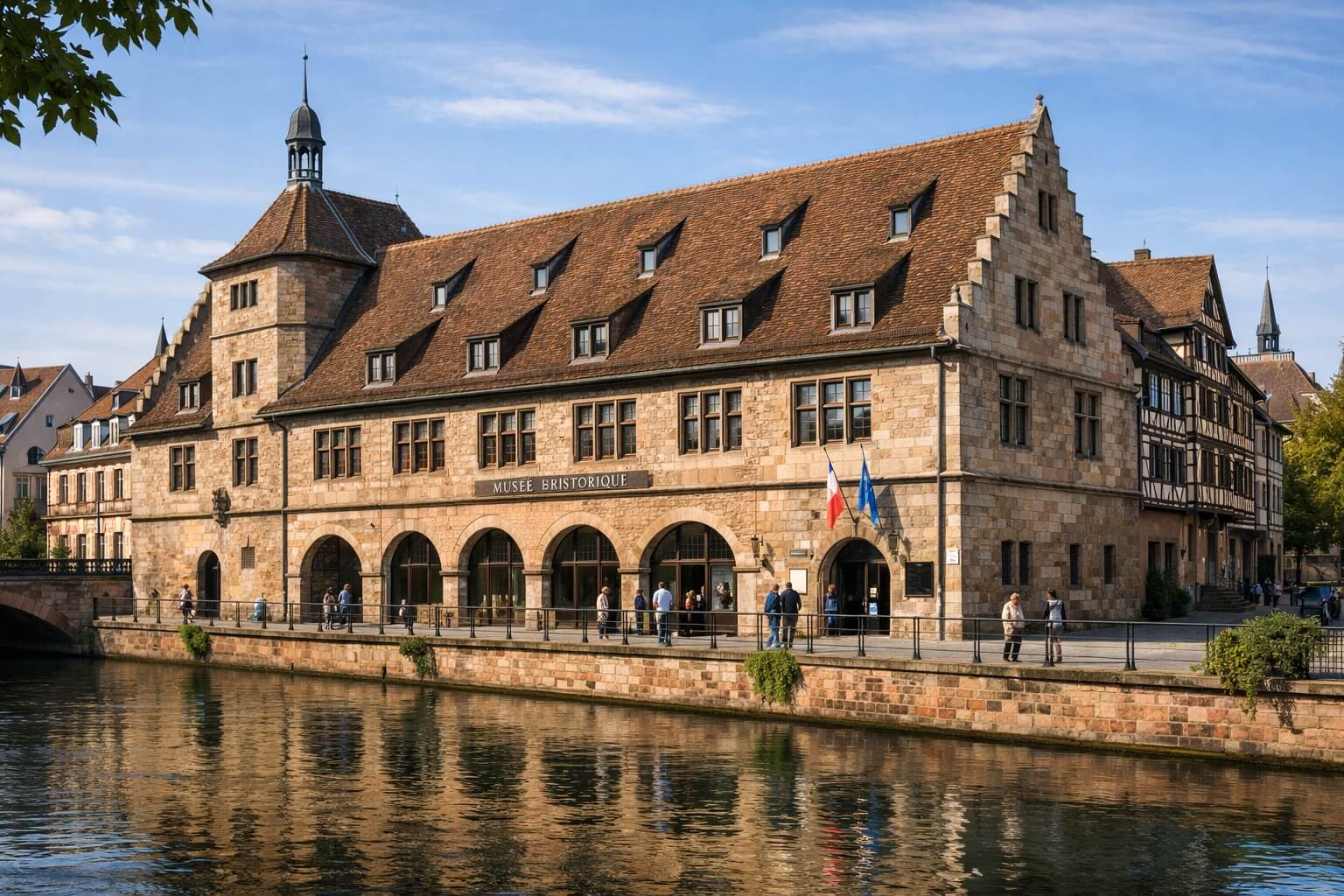 Vue extérieure du Musée Historique de Strasbourg, installé dans l’ancienne Grande Boucherie, au bord de l’eau.