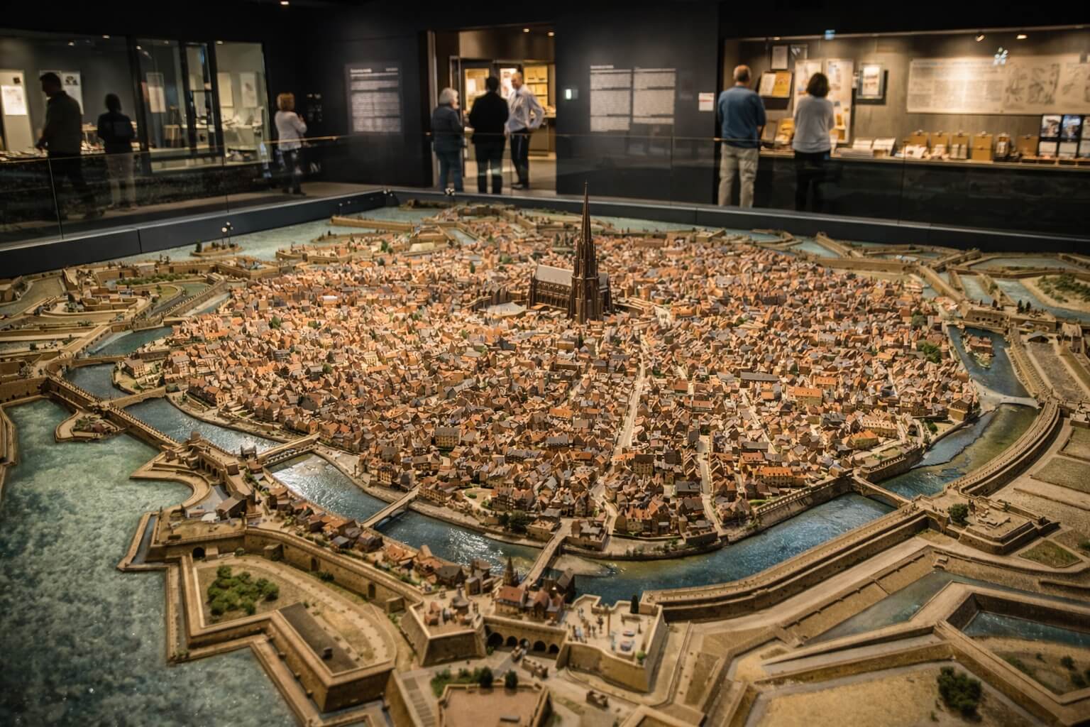 Grande maquette historique de Strasbourg exposée au musée, montrant la ville au XVIIIe siècle.