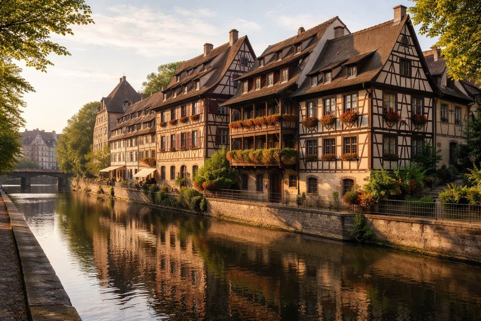Façade du Musée Alsacien de Strasbourg, maisons anciennes à colombages le long de l’Ill, reflet dans l’eau, ambiance calme du centre historique.