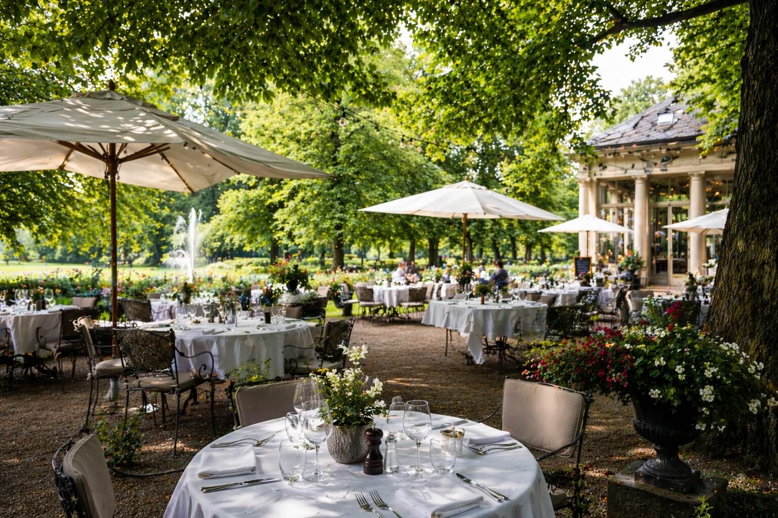 Terrasse élégante dans le parc de l’Orangerie entourée de végétation.