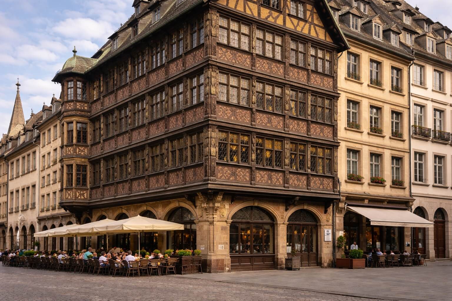 Façade sculptée de la Maison Kammerzell sur la place de la Cathédrale à Strasbourg.