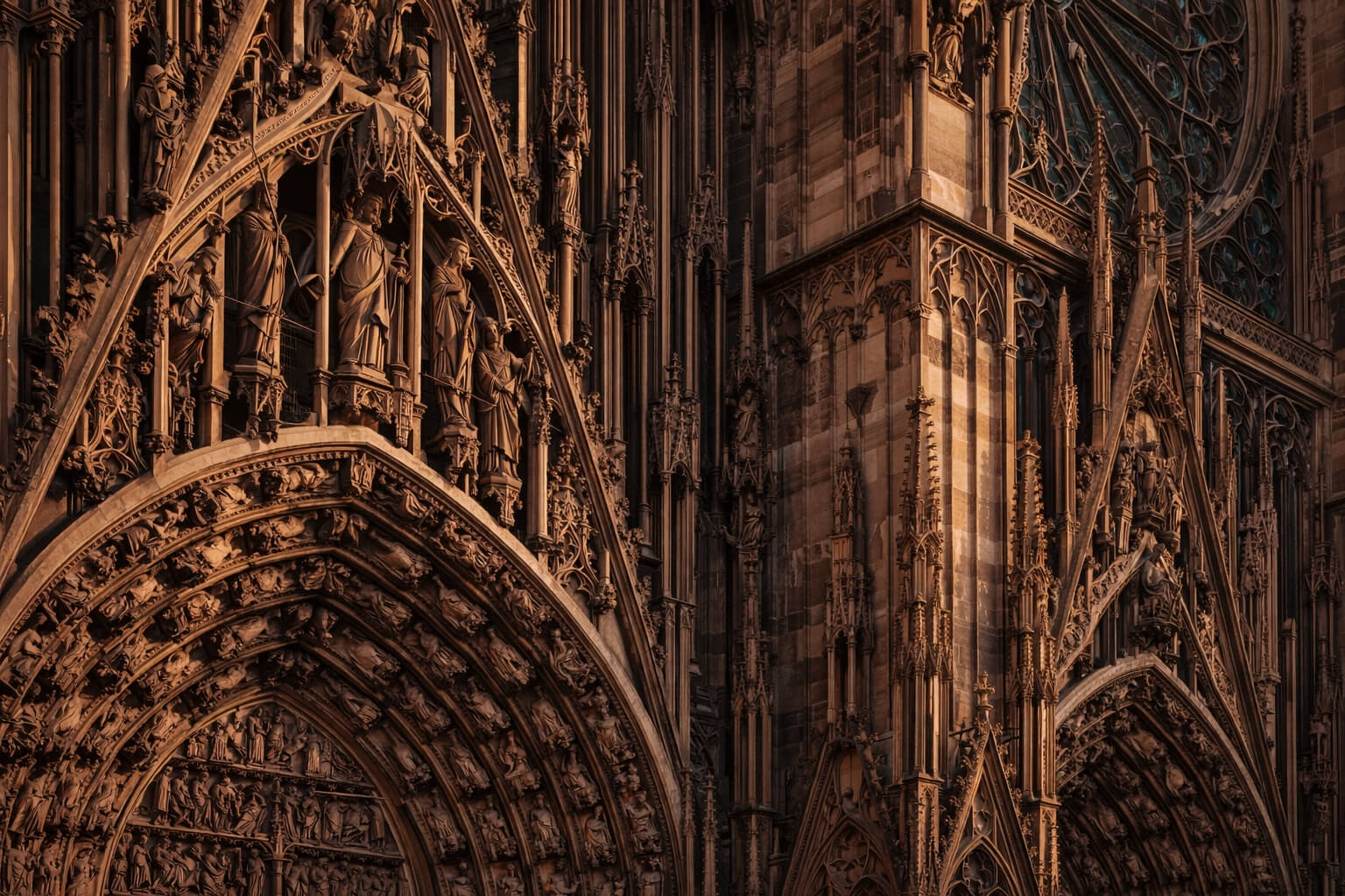 Détail rapproché des sculptures gothiques de la façade de la cathédrale de Strasbourg.