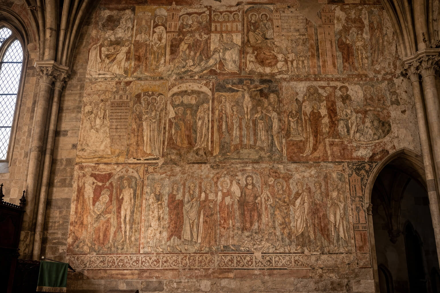 Détail des fresques médiévales conservées à l’intérieur de l’église Saint-Pierre-le-Jeune à Strasbourg.