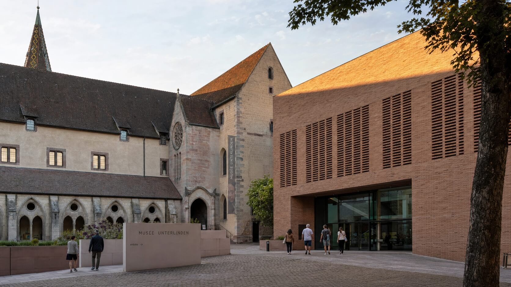 Façade du musée Unterlinden à Colmar, ancien couvent médiéval relié à une extension contemporaine, vu depuis la place avec des visiteurs