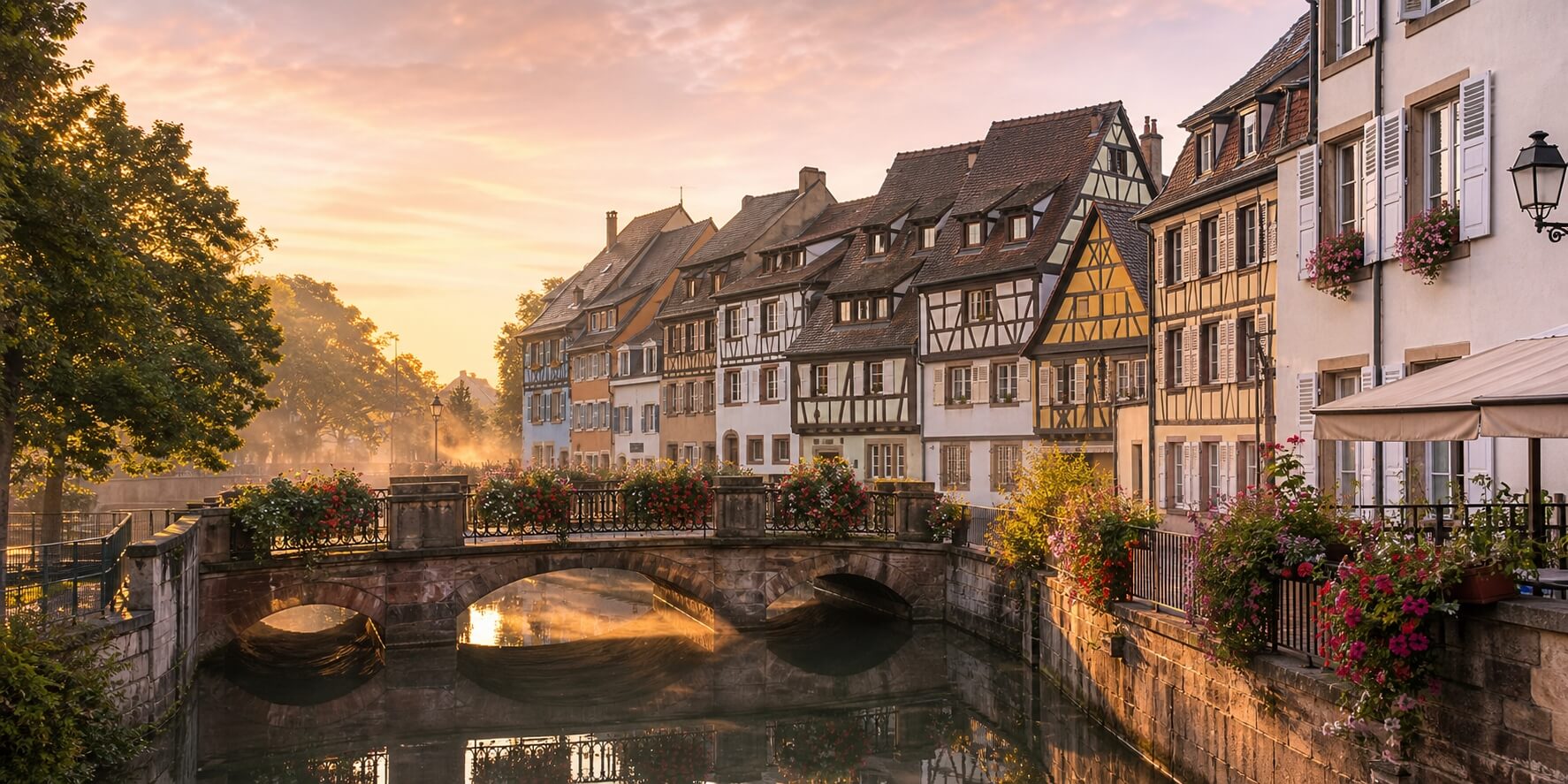 Maisons à colombages colorées le long du canal de la Petite Venise à Colmar au coucher du soleil