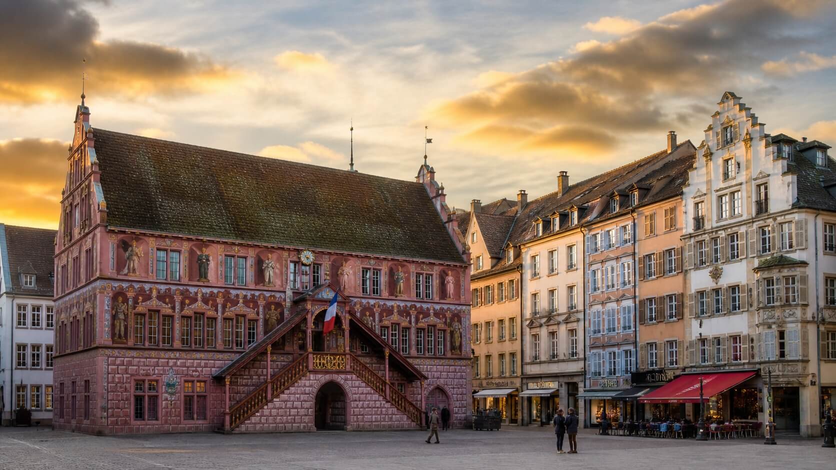 Place de la Réunion à Mulhouse avec l’Hôtel de Ville coloré et les façades typiques du centre historique en Alsace