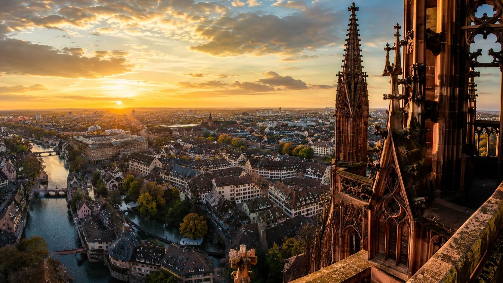 Panorama sur Strasbourg depuis la plateforme de la cathédrale Notre-Dame avec vue sur les toits de la Grande Île et la flèche gothique en grès rose.