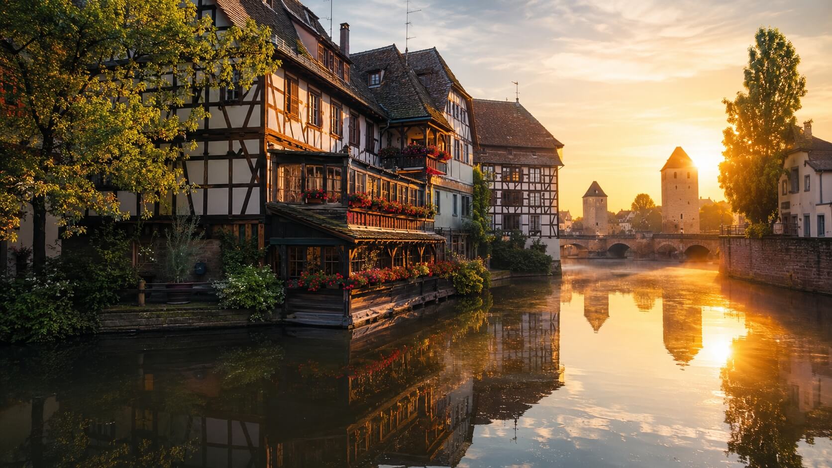 Maisons à colombages et canaux du quartier de la Petite France à Strasbourg au petit matin.