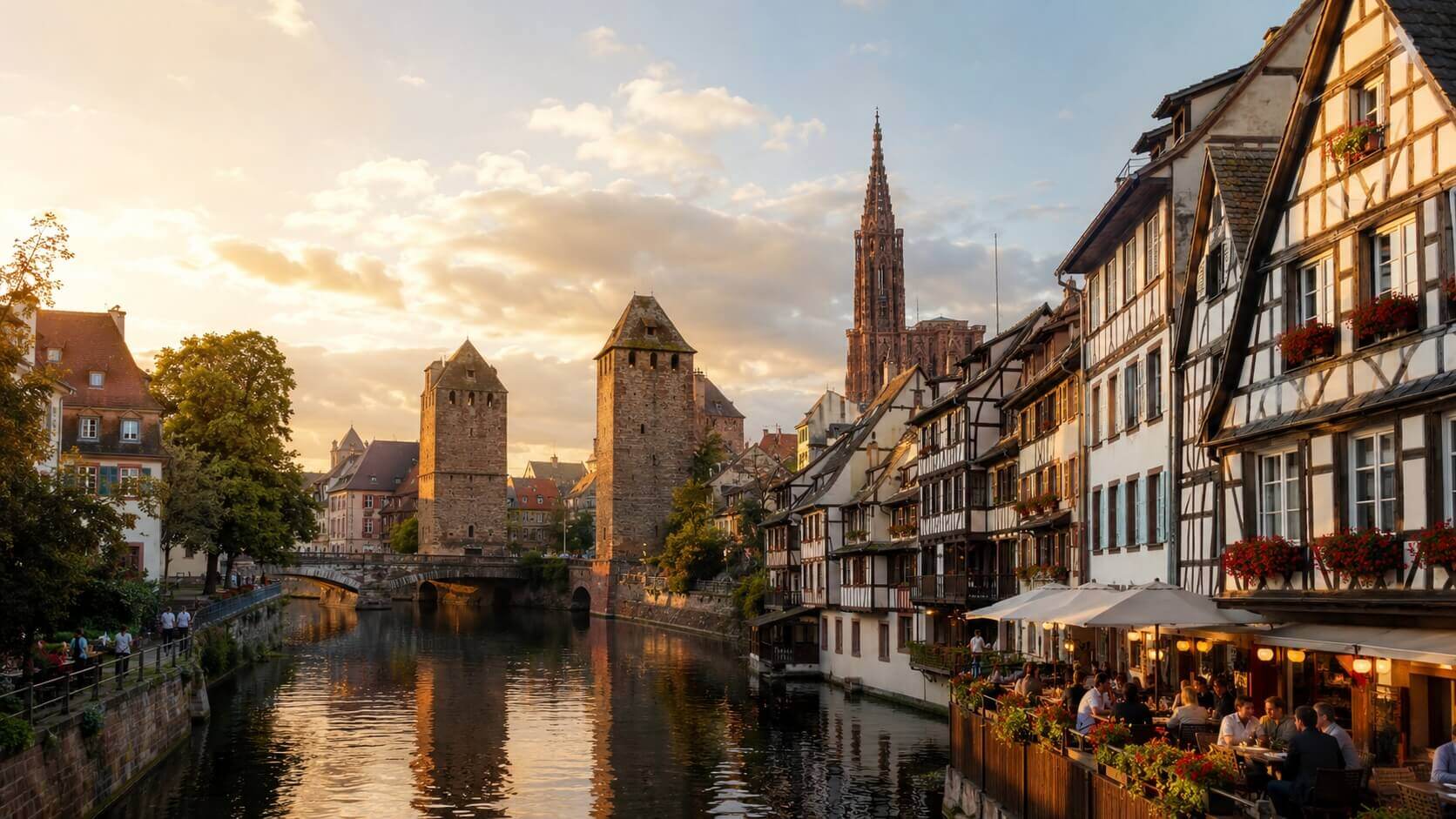 Vue de Strasbourg avec les maisons à colombages de la Petite France, les canaux de l’Ill, les Ponts Couverts et la cathédrale Notre-Dame en arrière-plan.