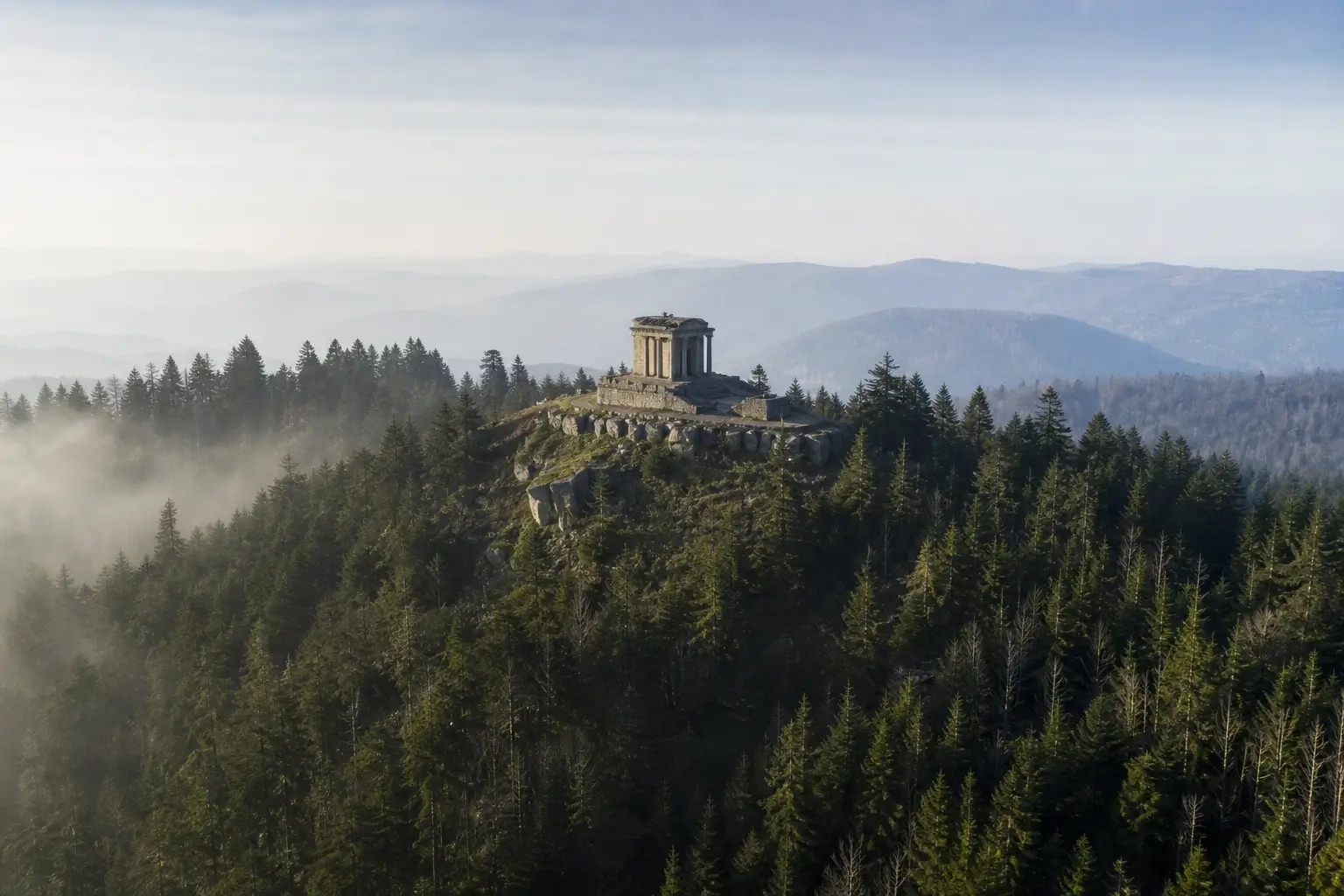 Temple du Donon au sommet de la montagne dans les Vosges avec vue panoramique sur la forêt