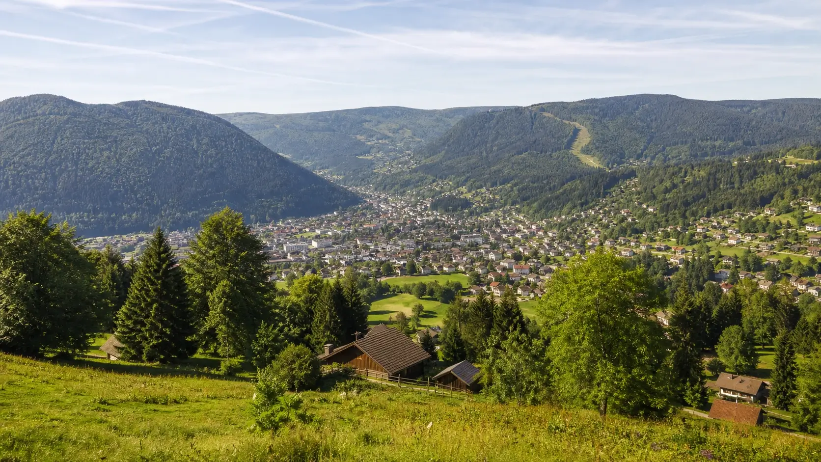 Vue panoramique de La Bresse dans les Vosges avec ses montagnes boisées, ses chalets et sa vallée verdoyante