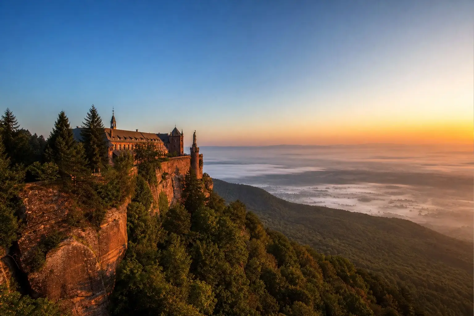Vue panoramique du Mont Sainte-Odile avec le monastère dominant la plaine d’Alsace au lever du soleil
