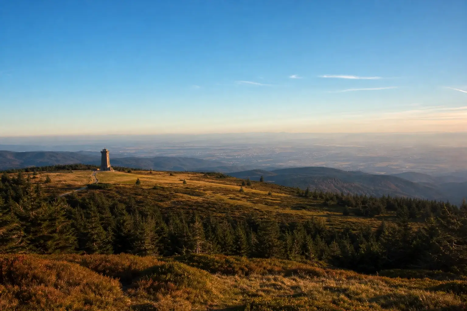 Vue du Champ du Feu avec sa tour panoramique entourée de paysages de montagne dans les Vosges