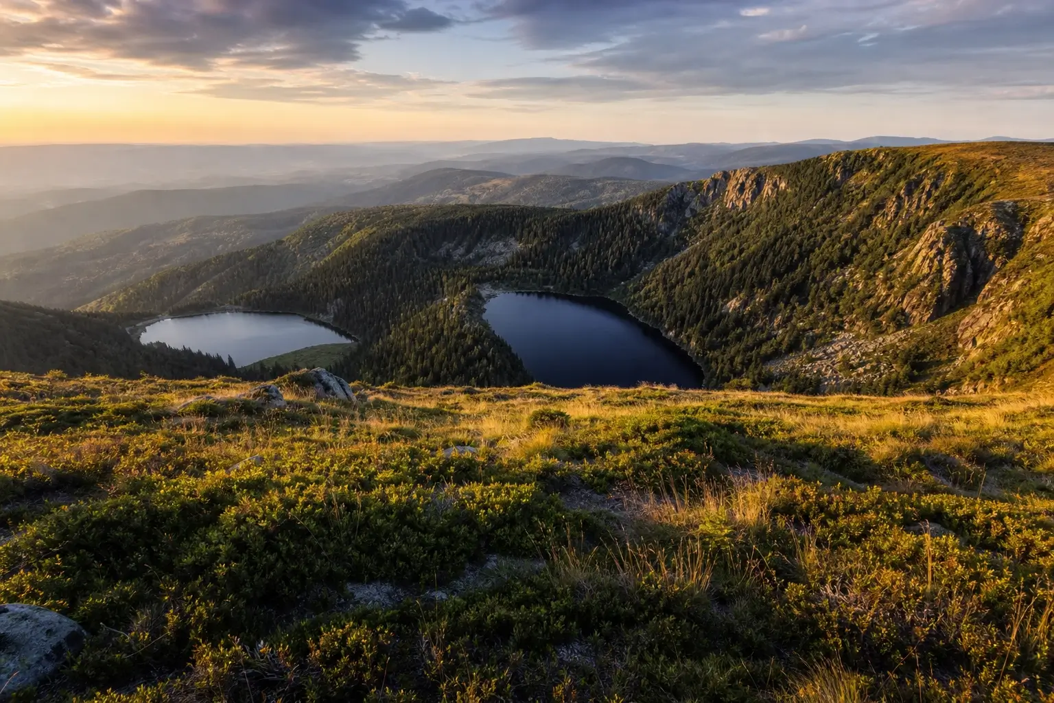 Vue du Gazon du Faing avec les chaumes d’altitude et les lacs vosgiens en contrebas
