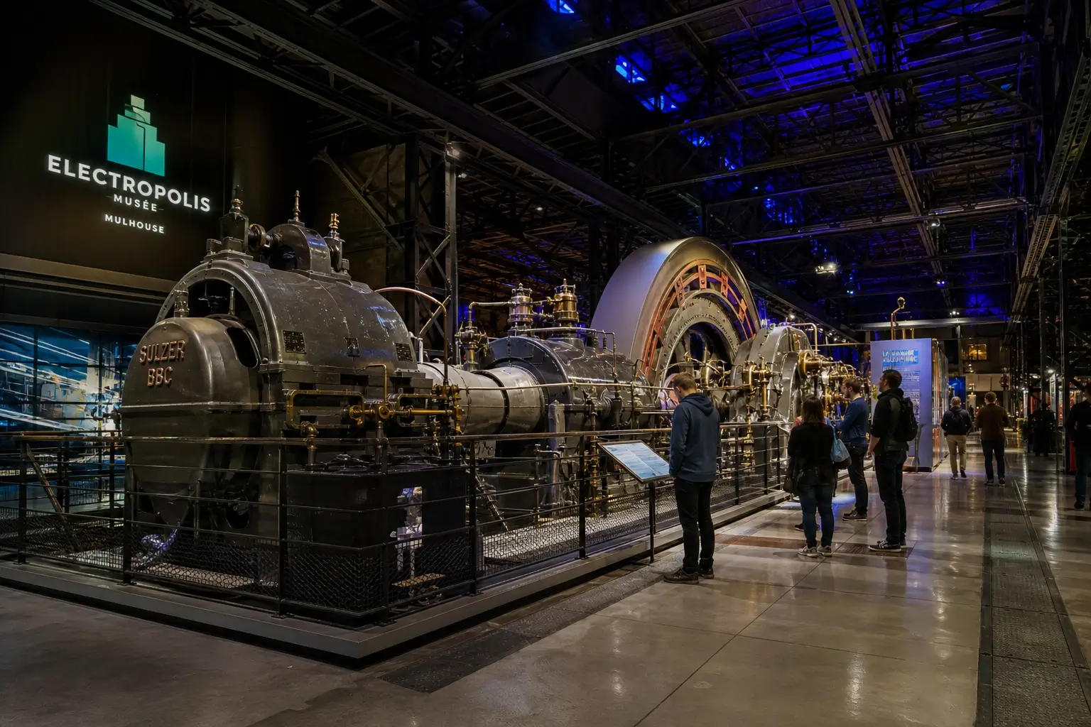 Grande machine industrielle Sulzer-BBC en fonctionnement au musée Electropolis de Mulhouse avec visiteurs autour