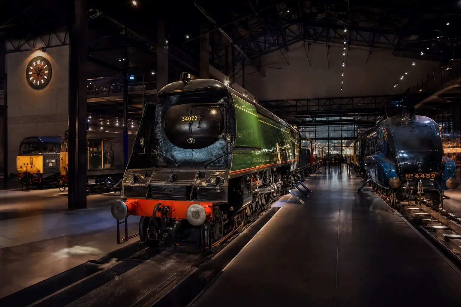 Vue intérieure de la Cité du Train à Mulhouse avec plusieurs locomotives historiques exposées dans une grande halle scénographiée
