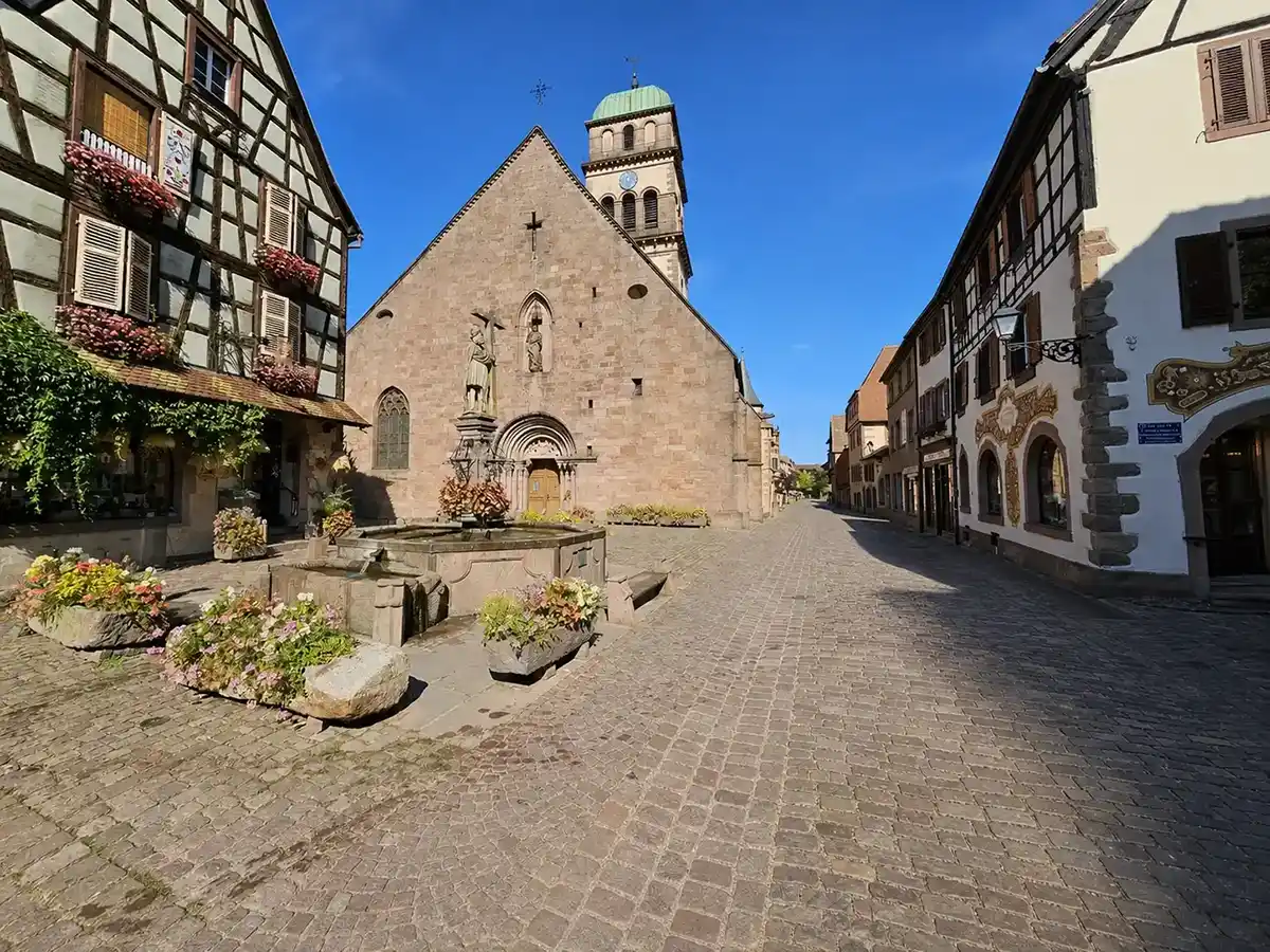 Eglise sainte-croix kaysersberg avec fontaine-aout 2026