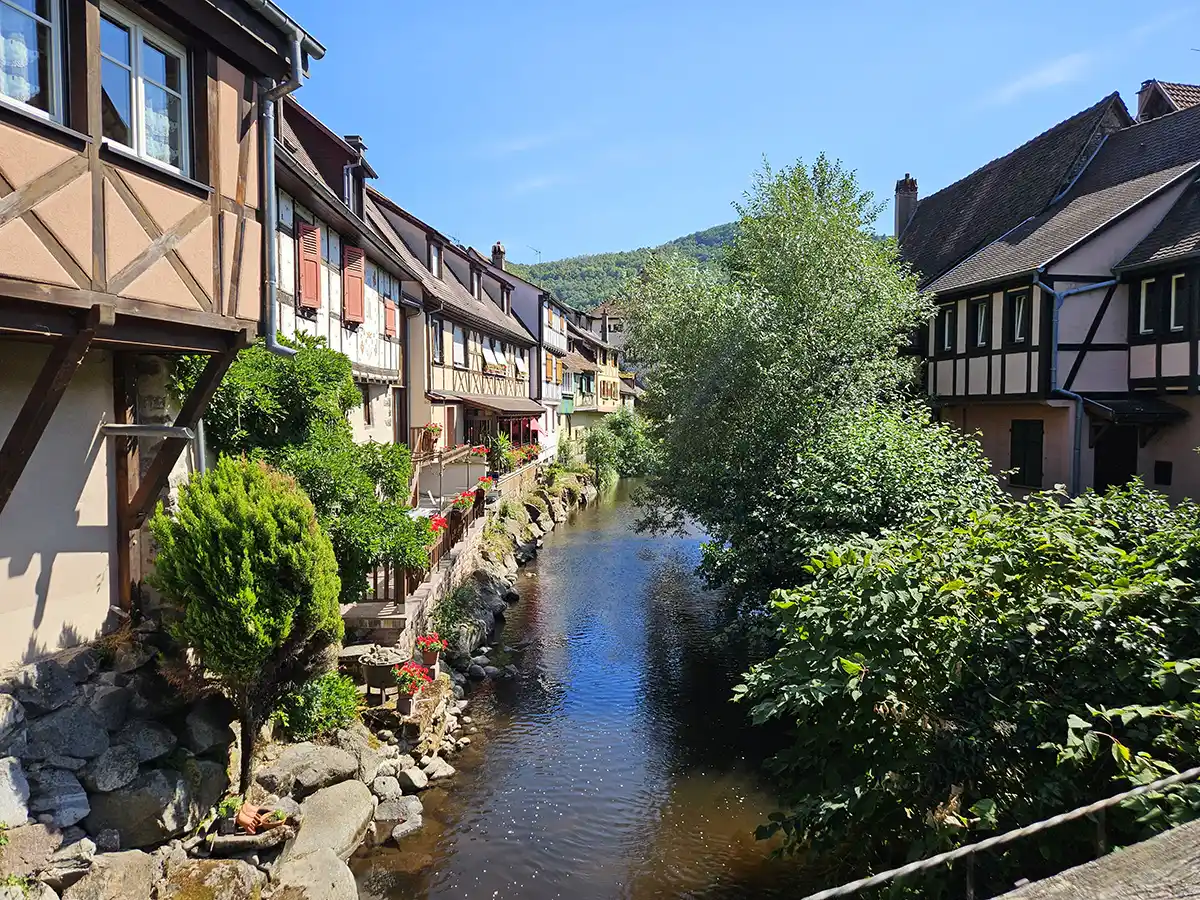 Vue de Kaysersberg depuis un des ponts du village - août 2026
