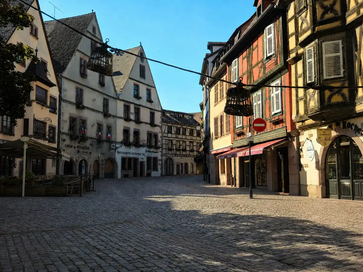 Maisons à colombage au centre ville de Kaysersberg depuis la terrasse d'un restaurant - août 26