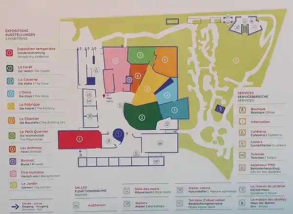 Plan illustré du Vaisseau à Strasbourg indiquant les expositions, les salles, les services et les différents espaces extérieurs, photographié en 2023.