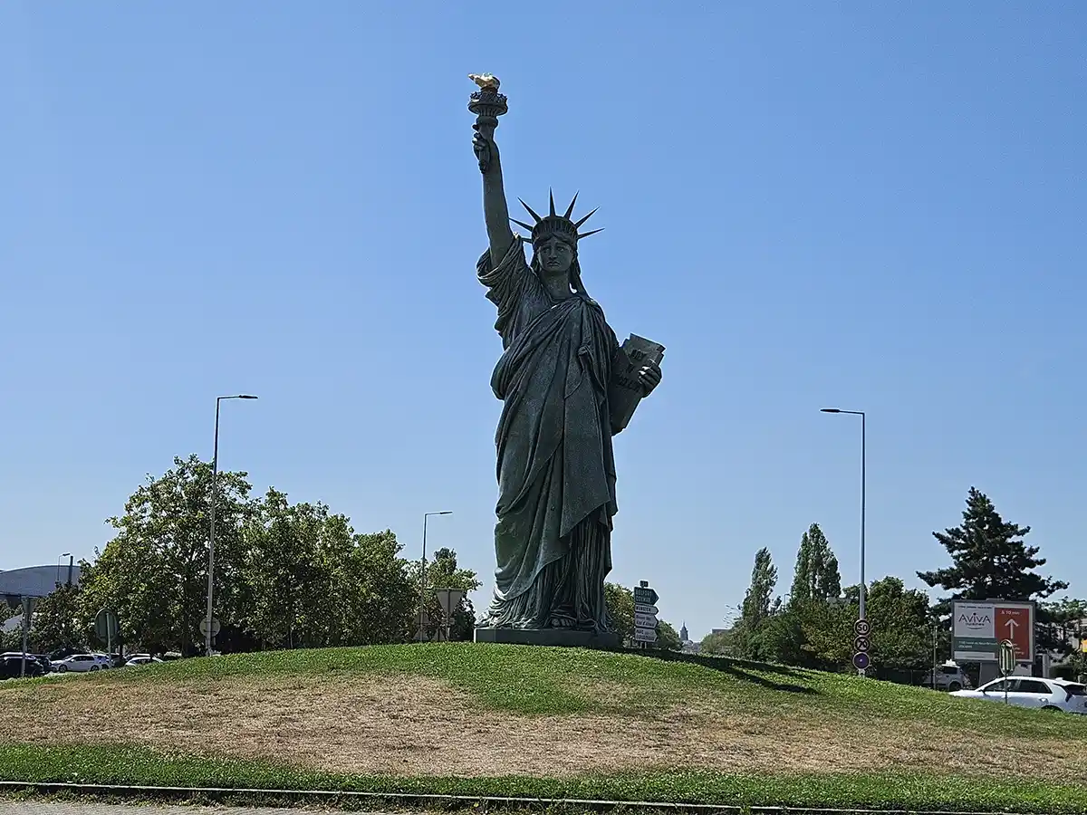 Statue de la liberte à l'entrée Nord de Colmar - aout 2026